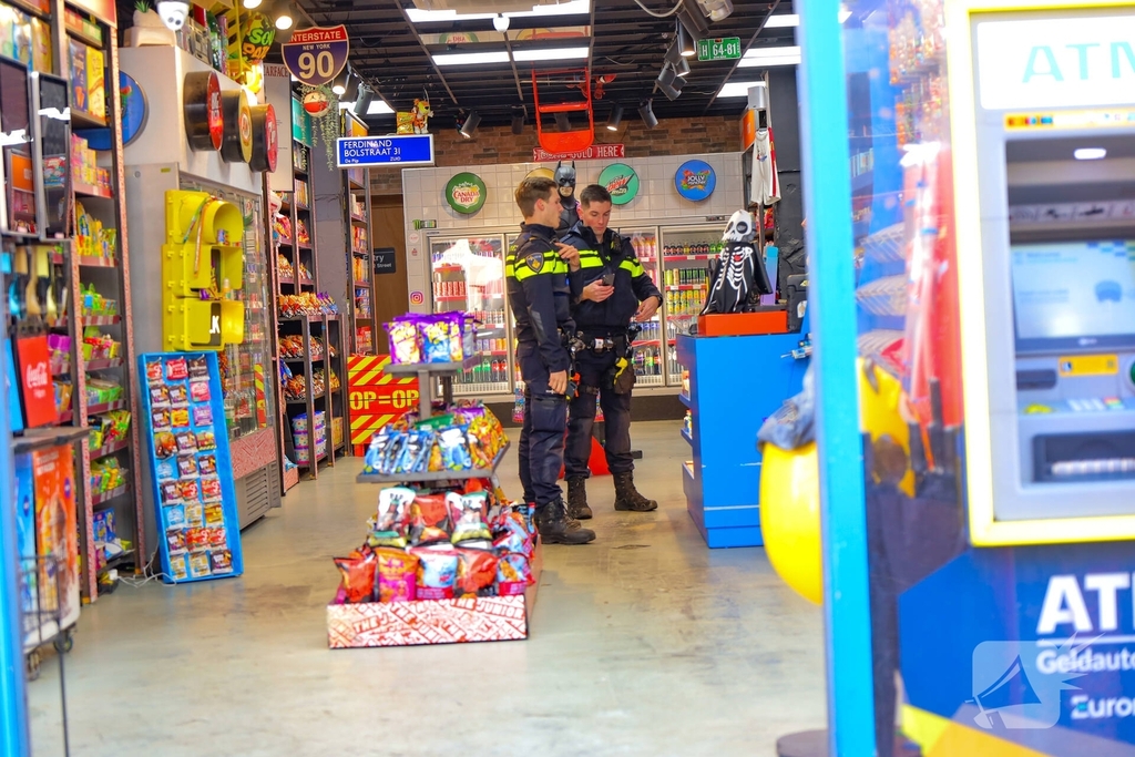 Politie onderzoekt explosie en brandstichting