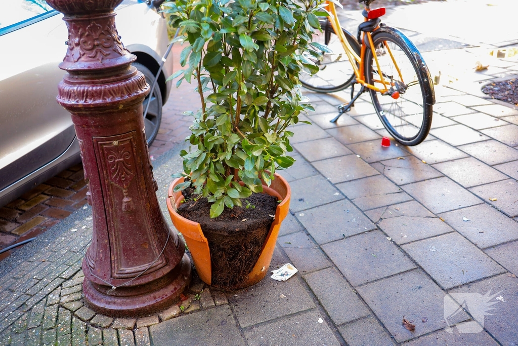 Politie onderzoekt explosie en brandstichting
