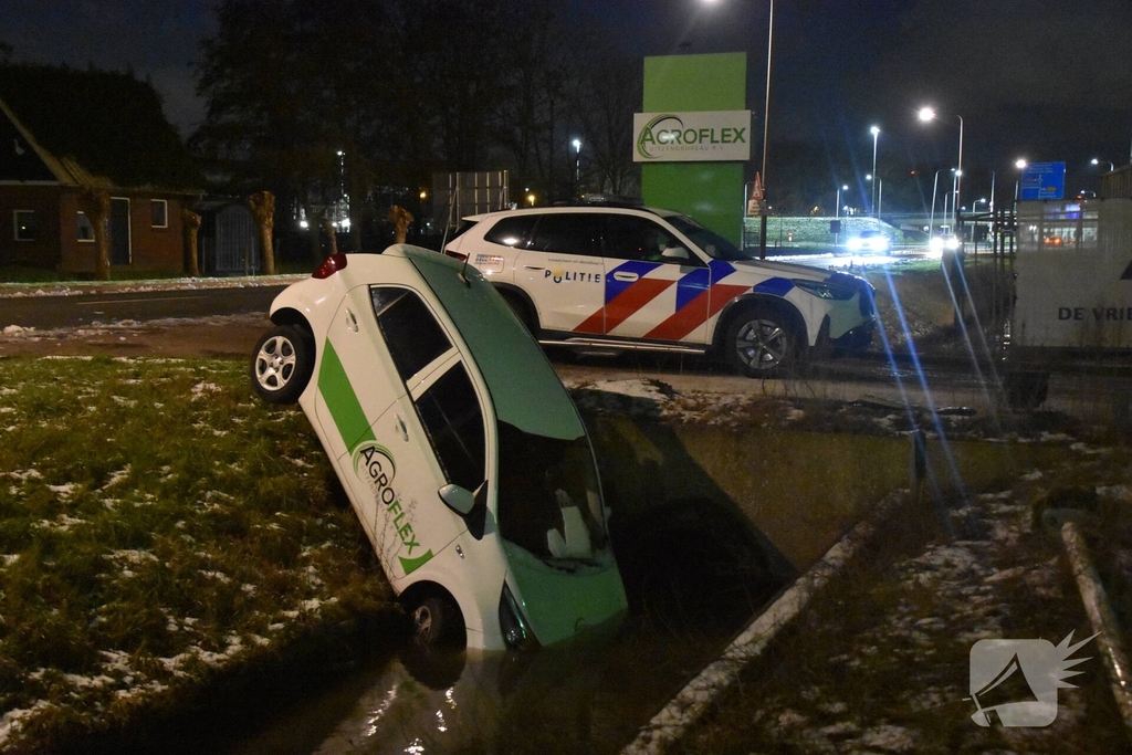 Personenauto raakt te water, geen gewonden