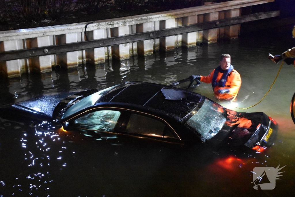Traumahelikopter ingezet nadat personenauto te water raakt