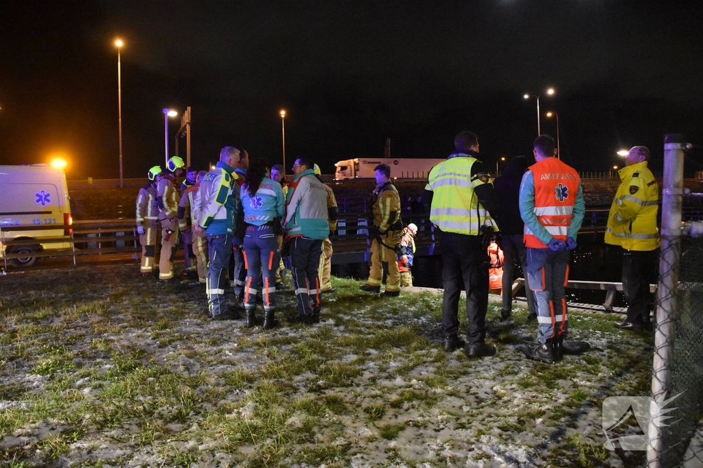 Traumahelikopter ingezet nadat personenauto te water raakt