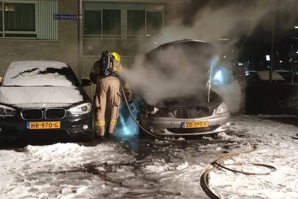 Voertuig in brand op parkeerplaats