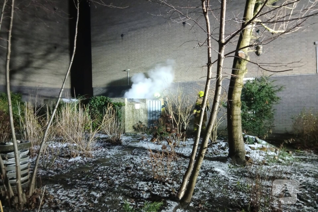 Brandende afvalcontainer geblust