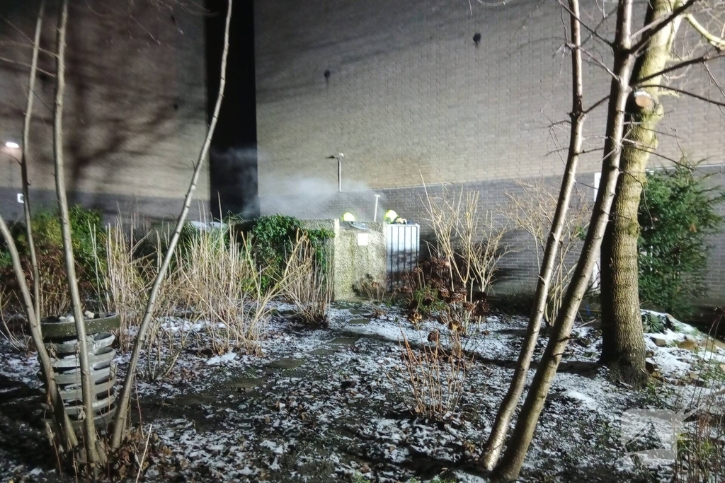 Brandende afvalcontainer geblust