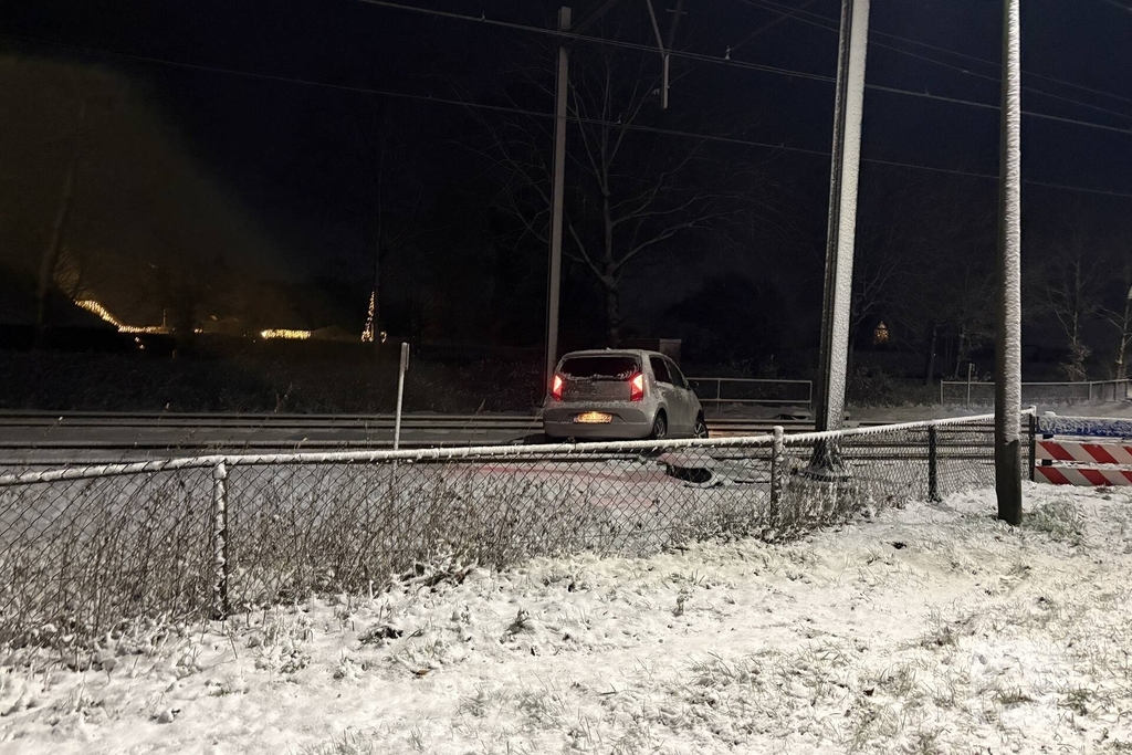 Auto op spoor veroorzaakt treinonderbreking