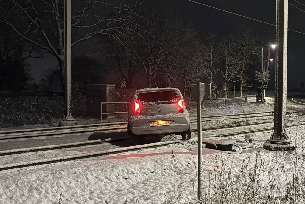 Auto op spoor veroorzaakt treinonderbreking