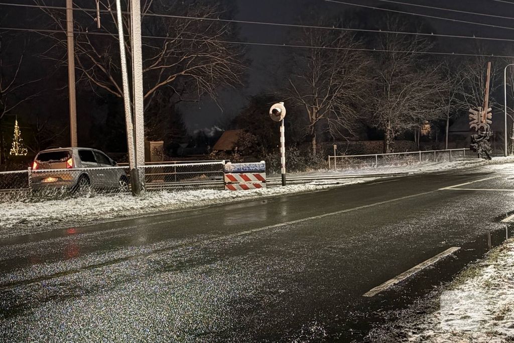 Auto op spoor veroorzaakt treinonderbreking