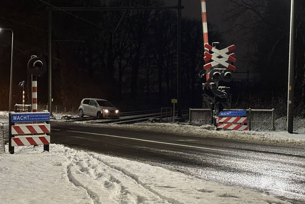 Auto op spoor veroorzaakt treinonderbreking
