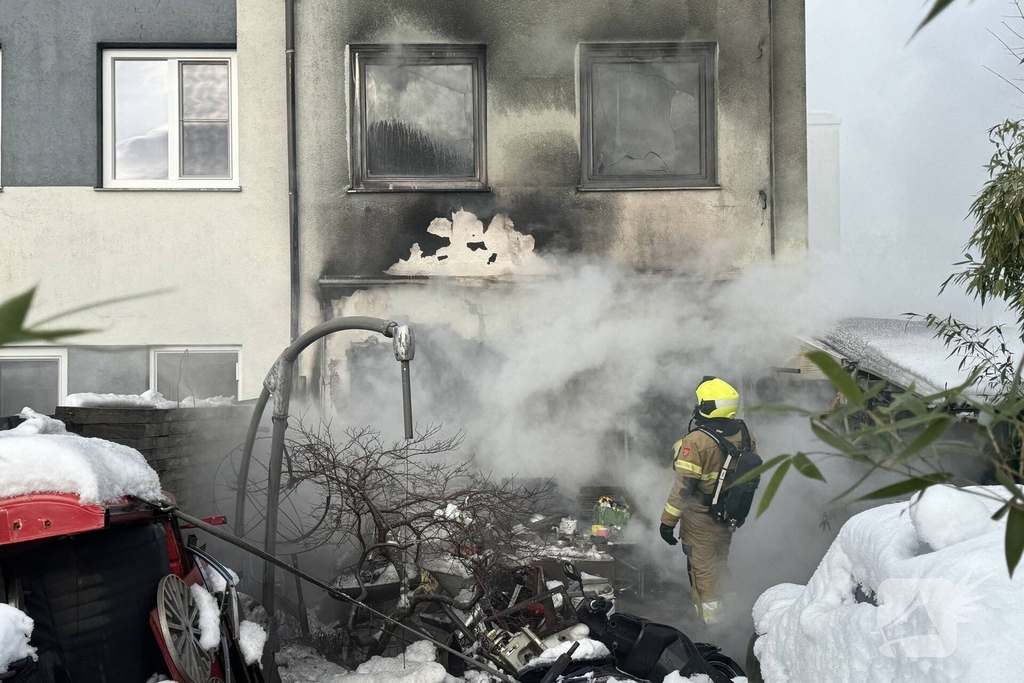 Zwaargewonde bij woningbrand