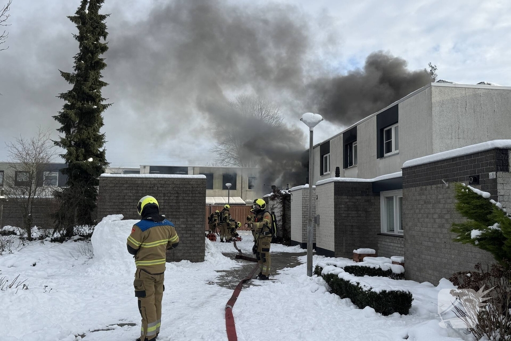 Zwaargewonde bij woningbrand