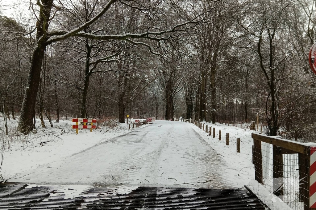 Toegangswegen afgesloten door sneeuw en ijs