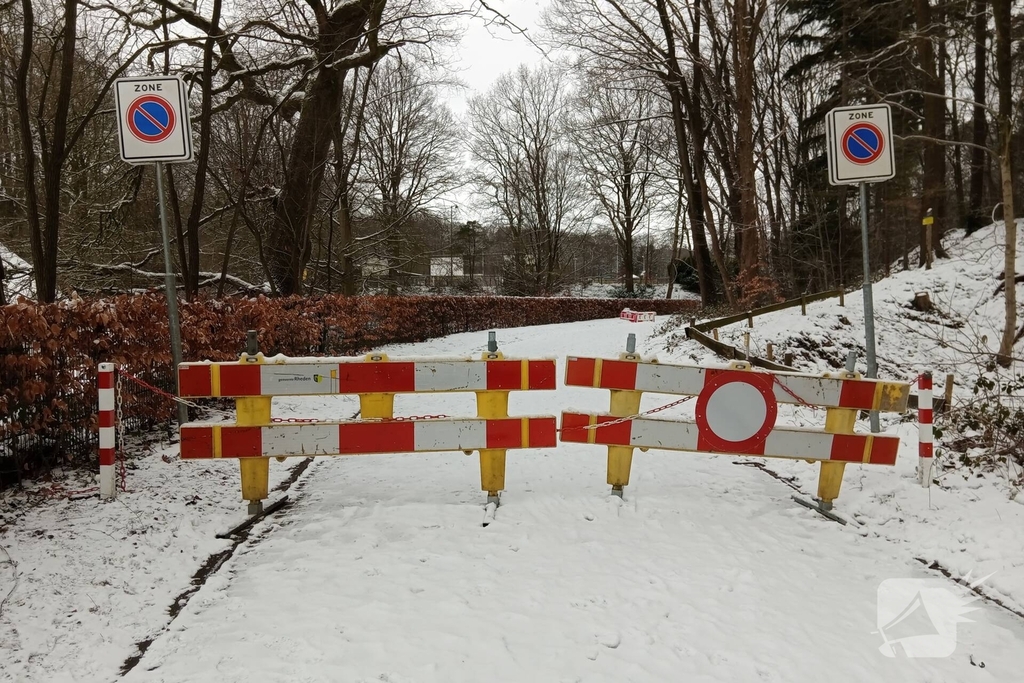 Toegangswegen afgesloten door sneeuw en ijs