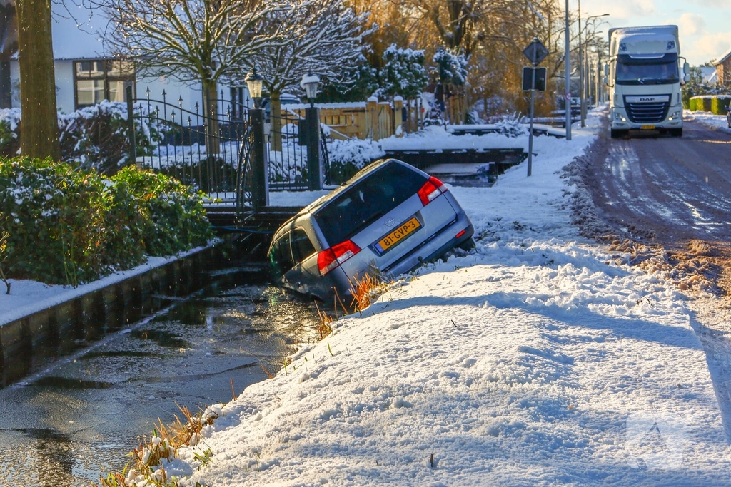 Auto belandt in sloot door gladheid