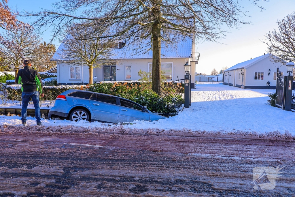 Auto belandt in sloot door gladheid
