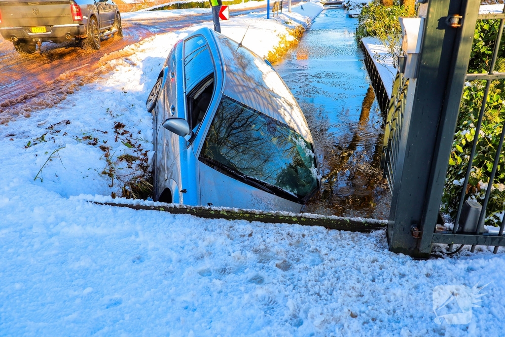 Auto belandt in sloot door gladheid