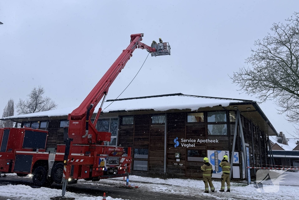 Brandweer verwijdert sneeuw van dak