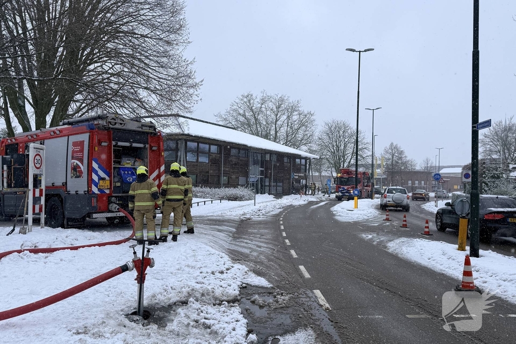 Brandweer verwijdert sneeuw van dak