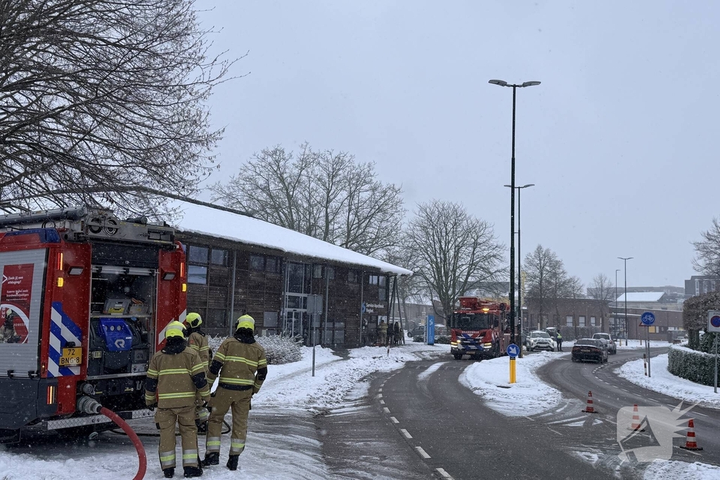 Brandweer verwijdert sneeuw van dak