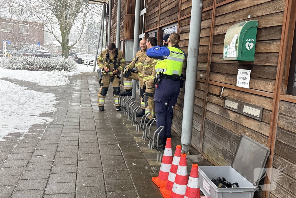 Brandweer verwijdert sneeuw van dak