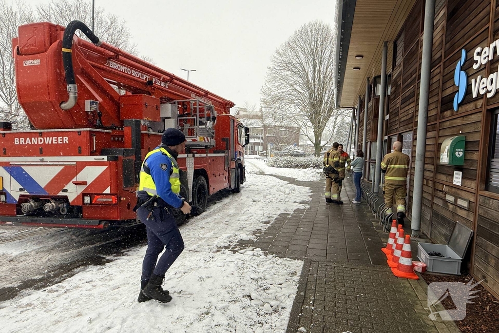 Brandweer verwijdert sneeuw van dak