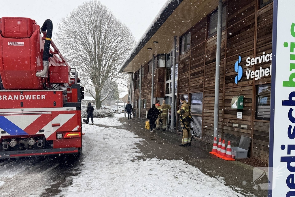 Brandweer verwijdert sneeuw van dak