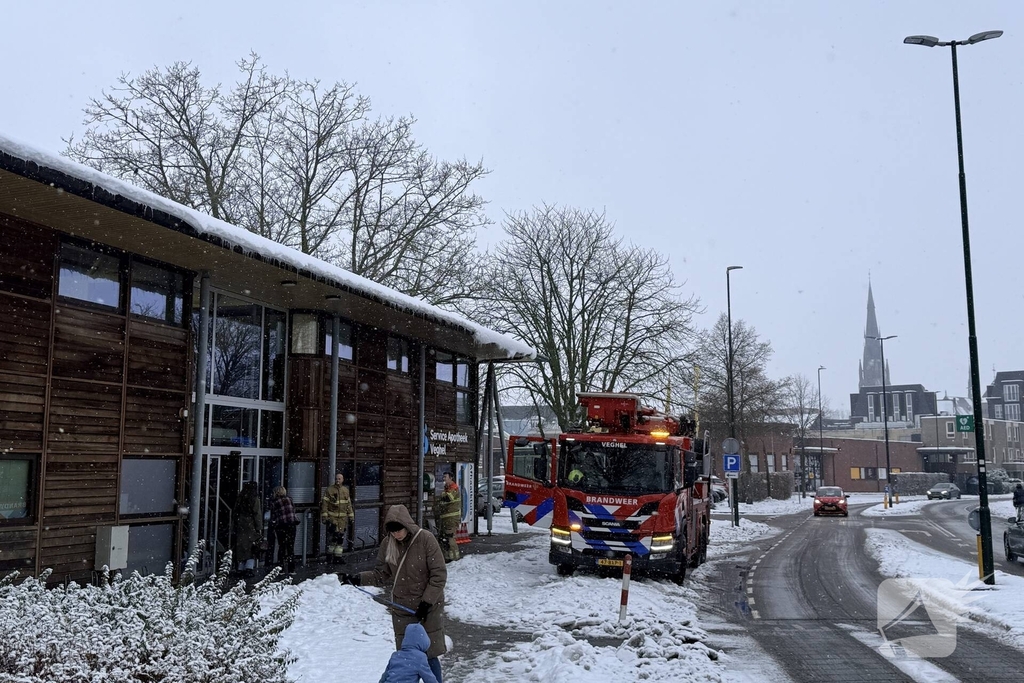 Brandweer verwijdert sneeuw van dak