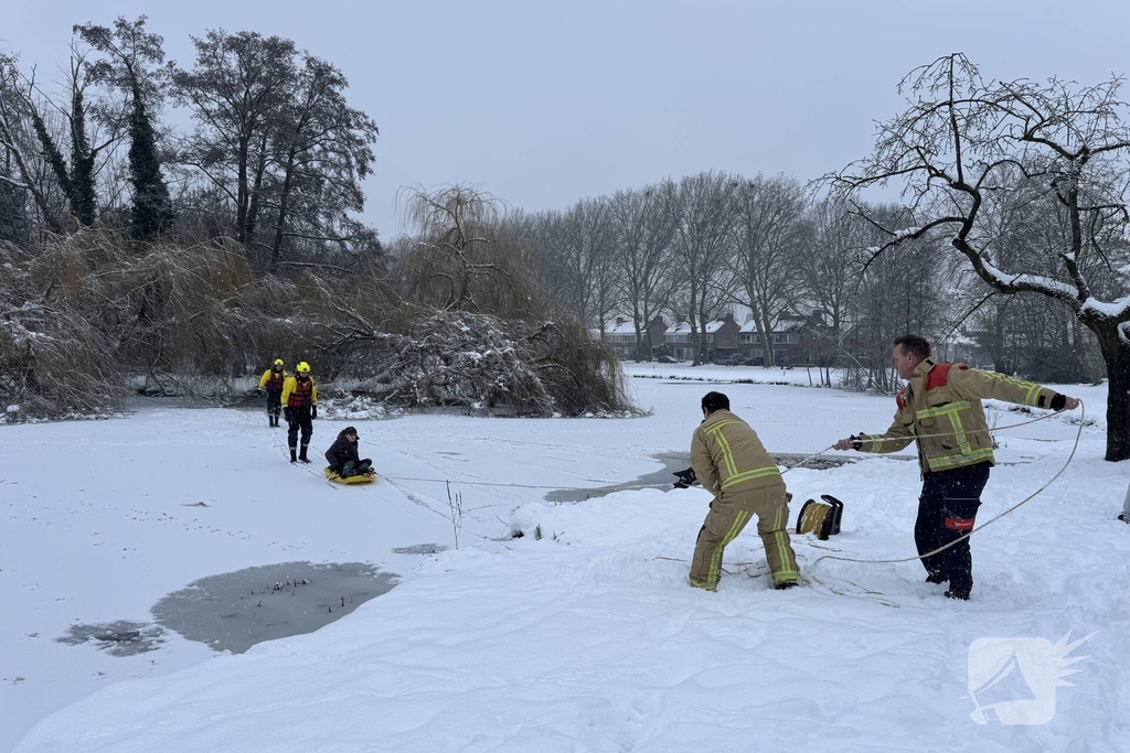 Brandweer redt kind van eilandje op het ijs