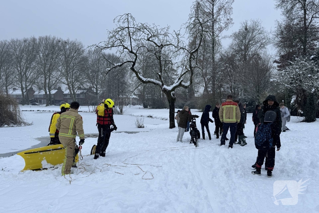 Brandweer redt kind van eilandje op het ijs
