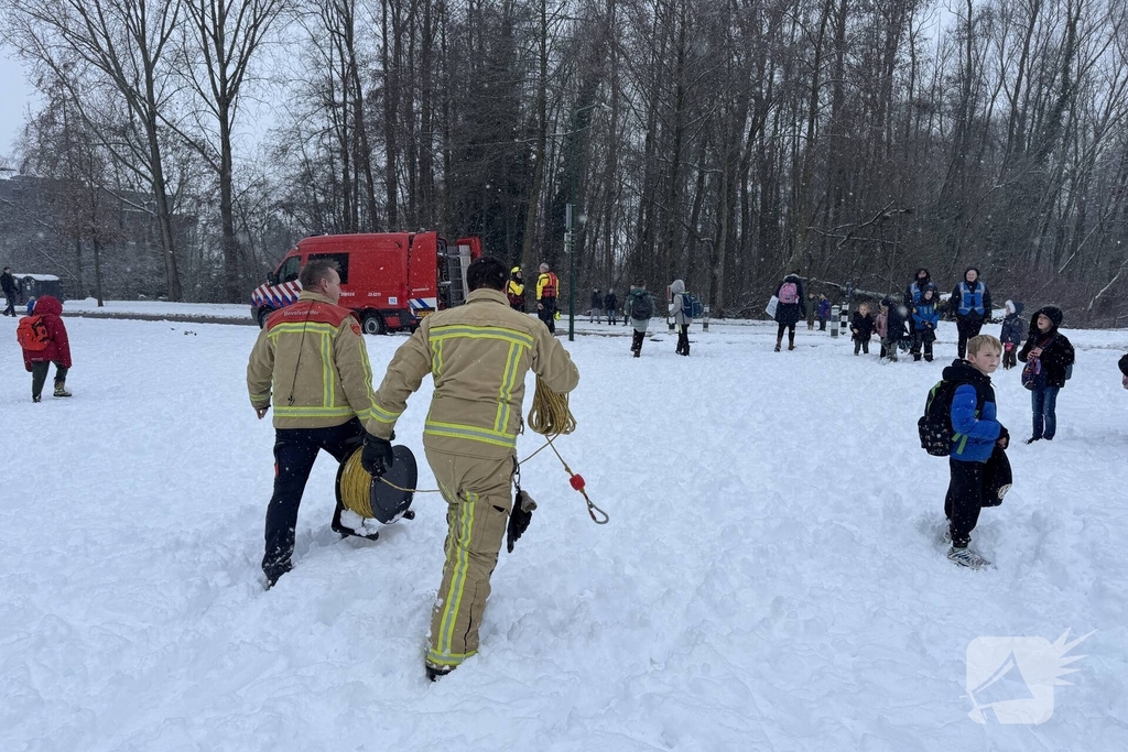 Brandweer redt kind van eilandje op het ijs