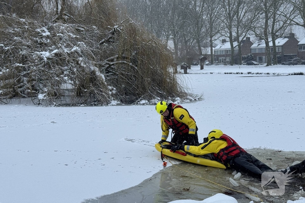 Brandweer redt kind van eilandje op het ijs