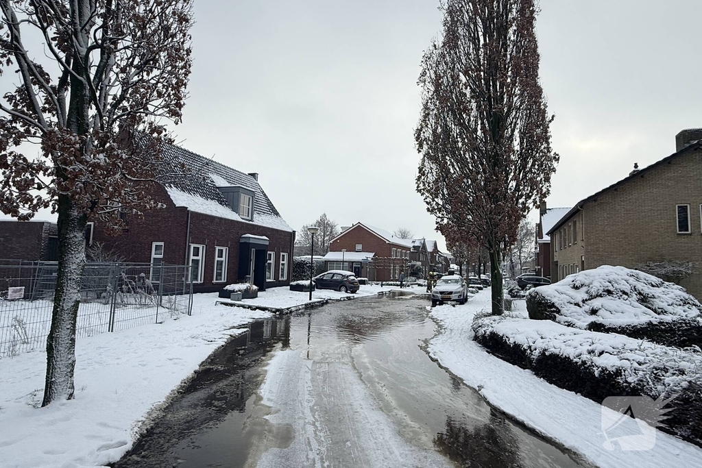Waterleiding klapt, straat staat blank