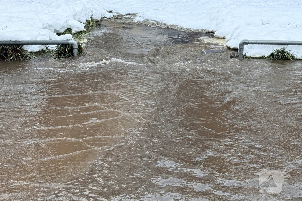 Waterleiding klapt, straat staat blank
