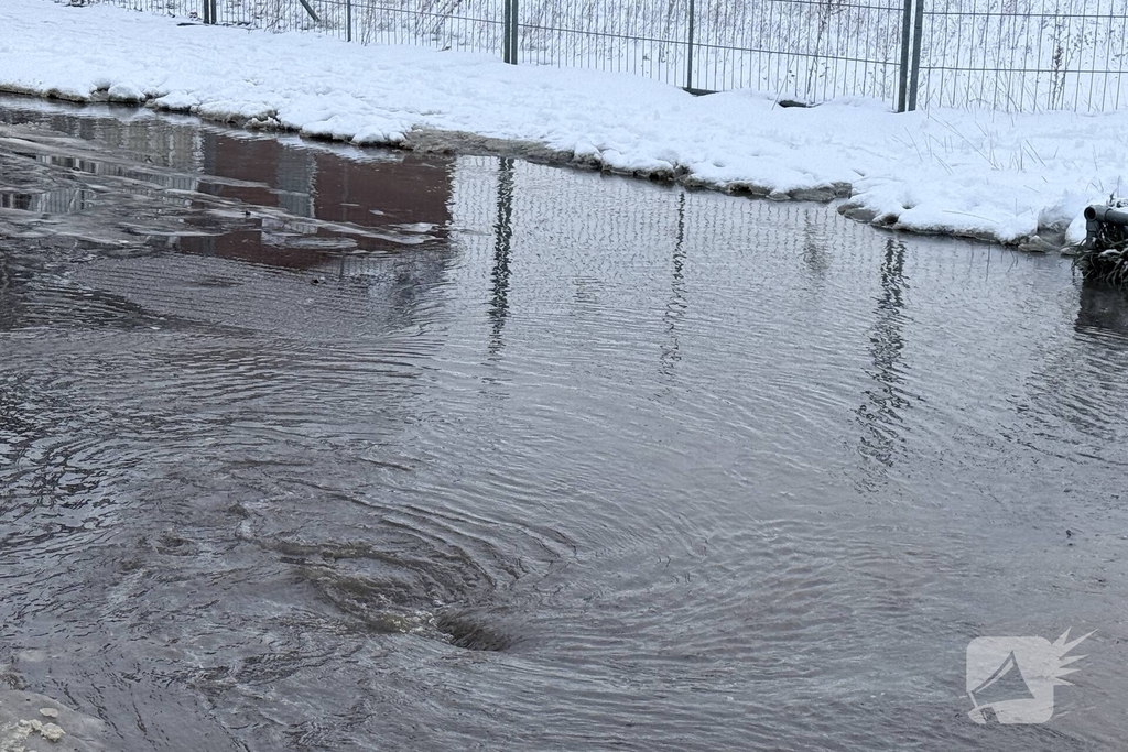 Waterleiding klapt, straat staat blank