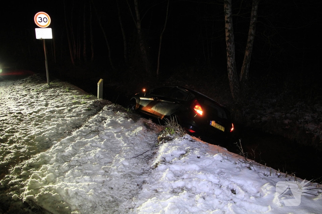 Voertuig te water door gladheid