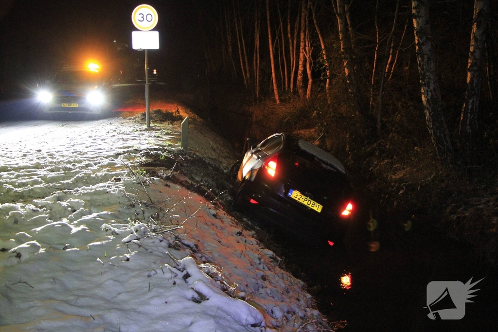 Voertuig te water door gladheid