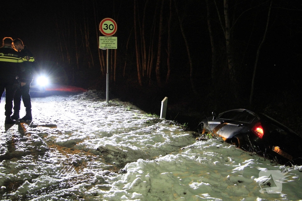 Voertuig te water door gladheid