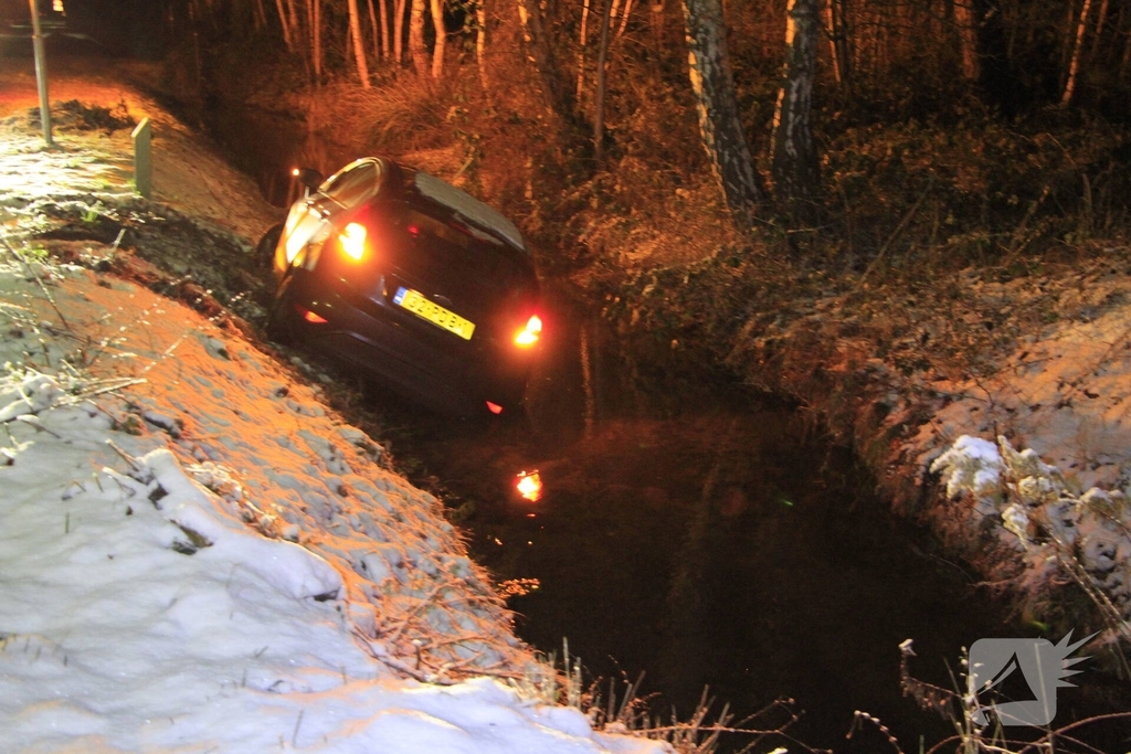 Voertuig te water door gladheid