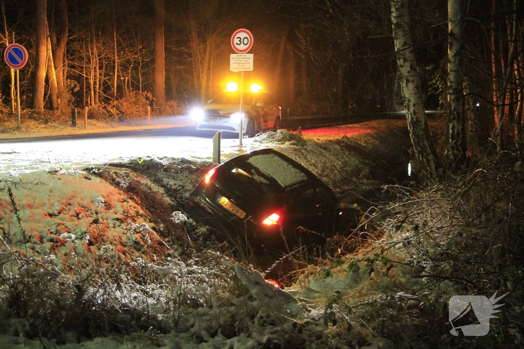 Voertuig te water door gladheid