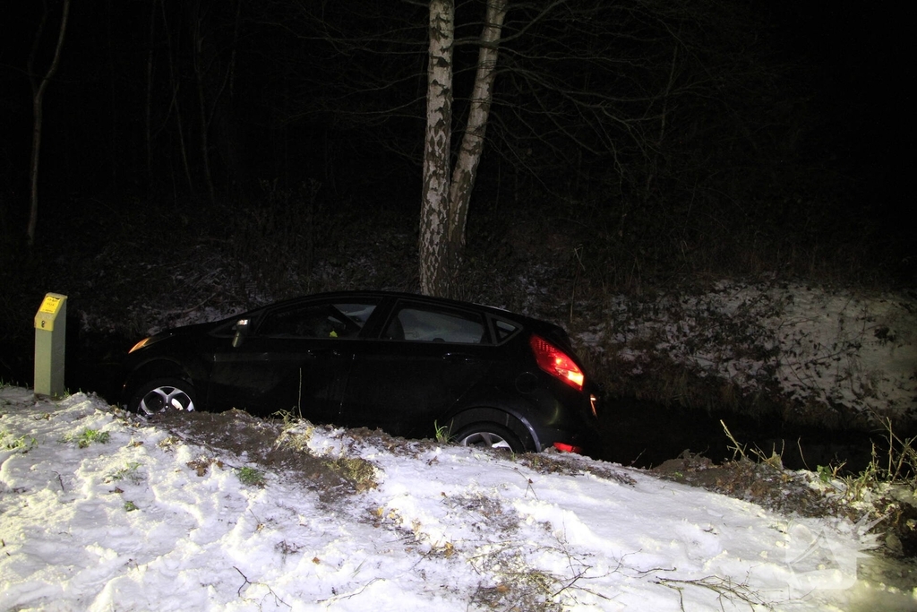 Voertuig te water door gladheid