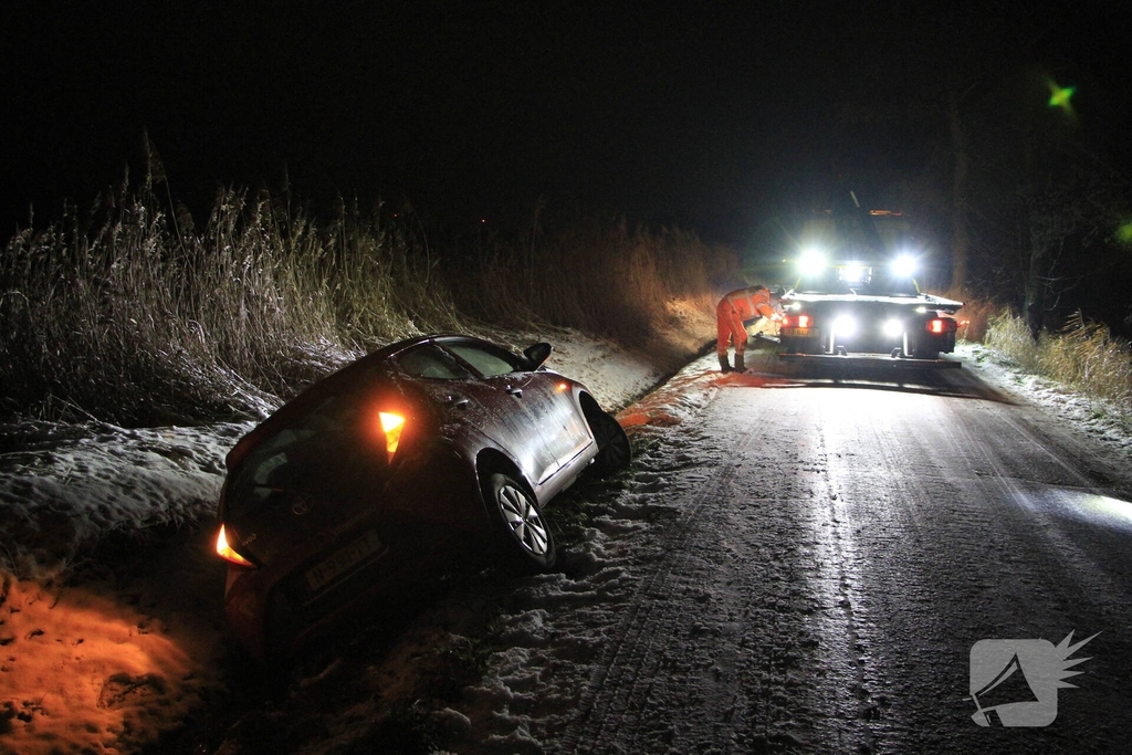 Auto belandt in sloot door gladheid