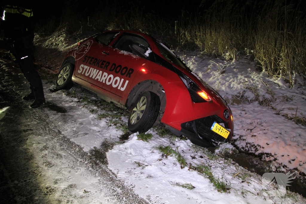 Auto belandt in sloot door gladheid