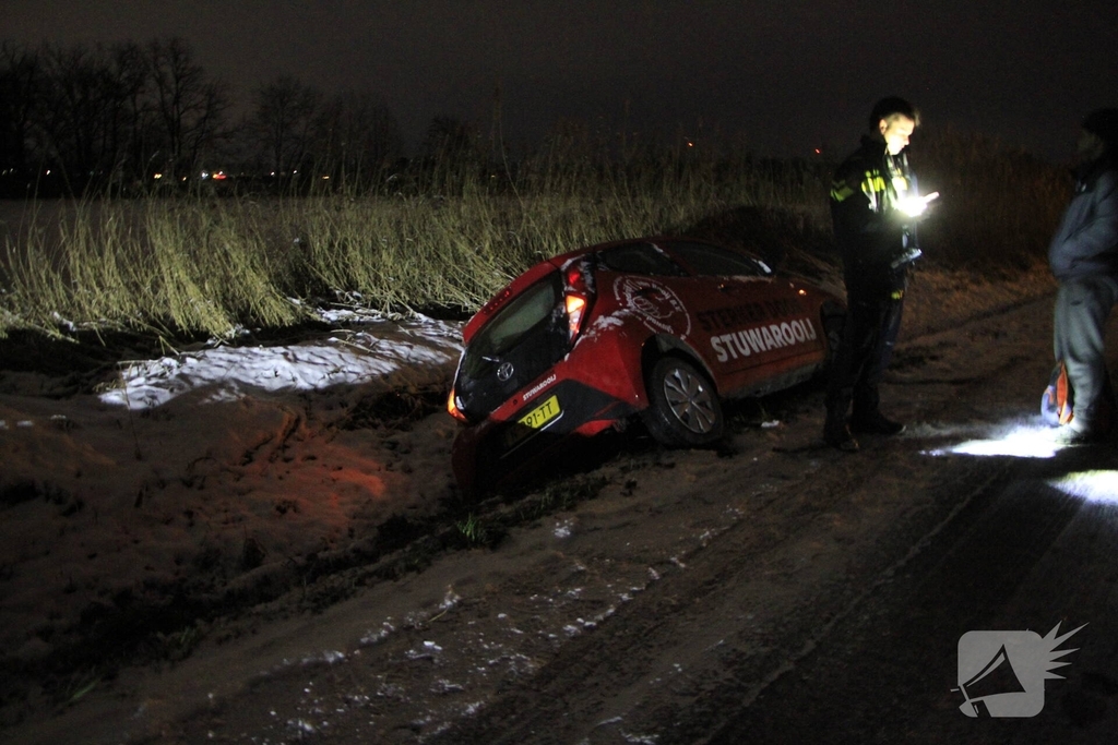 Auto belandt in sloot door gladheid