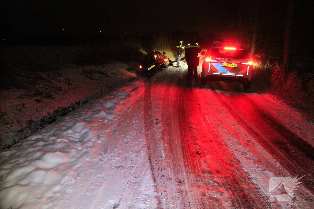 Auto belandt in sloot door gladheid
