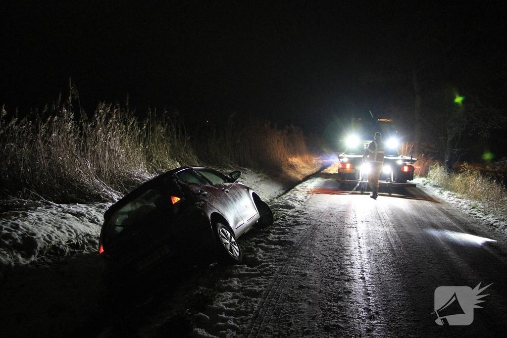 Auto belandt in sloot door gladheid