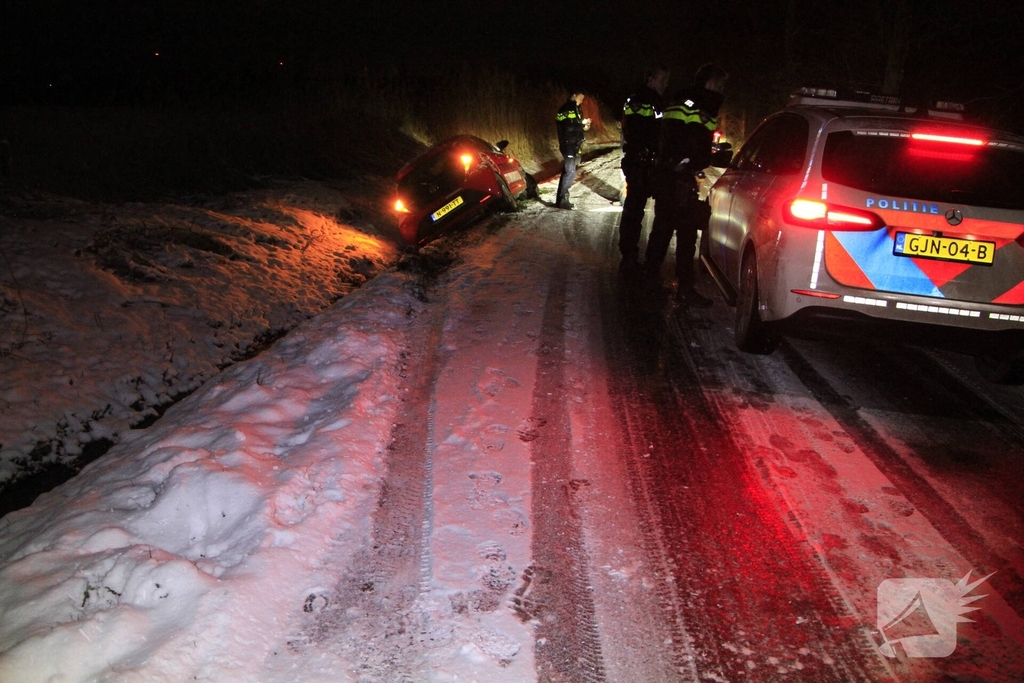 Auto belandt in sloot door gladheid