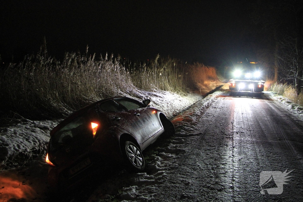 Auto belandt in sloot door gladheid
