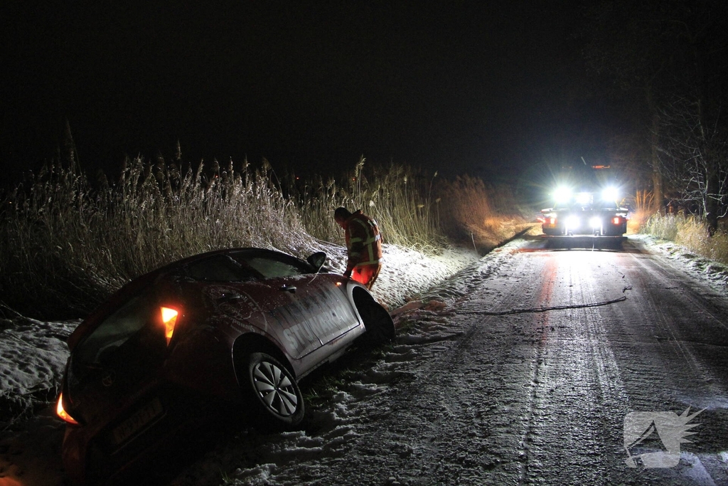 Auto belandt in sloot door gladheid