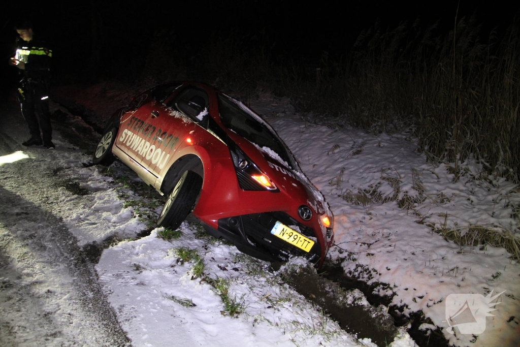 Auto belandt in sloot door gladheid