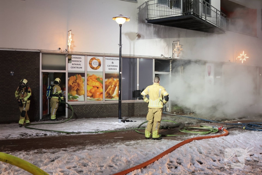 Uitslaande brand in restaurant leidt tot ontruiming appartementen