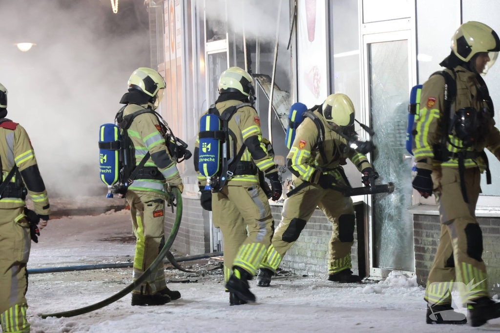 Uitslaande brand in restaurant leidt tot ontruiming appartementen